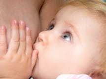Bébé suçant le sein photographie stock Bébé suçant le sein photographie stock