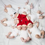 Bébés mignons avec des chapeaux de Santa photo libre de droits Bébés mignons avec des chapeaux de Santa photo libre de droits