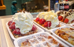 Bélgica se enrolla con crema y fresas azotadas imágenes de archivo libres de regalías Bélgica se enrolla con crema y fresas azotadas imágenes de archivo libres de regalías
