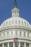 Bóveda del edificio del capitolio de Estados Unidos con la bandera americana fotos de archivo Bóveda del edificio del capitolio de Estados Unidos con la bandera americana fotos de archivo