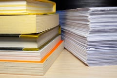 Böcker och legitimationshandlingar på tabellen arkivfoton Böcker och legitimationshandlingar på tabellen arkivfoton