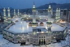 Bön och Tawaf av muselmaner runt om AlKaaba i Mecka, saudier Arabi arkivbild Bön och Tawaf av muselmaner runt om AlKaaba i Mecka, saudier Arabi arkivbild