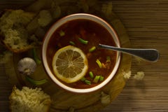 Bönasoppa med citronen och gräslökar royaltyfri foto Bönasoppa med citronen och gräslökar royaltyfri foto