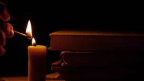 Bücher und Kerze Feuer und Rauch Licht und brennen heraus die Kerze durch Langsame Bewegung stock video Bücher und Kerze Feuer und Rauch Licht und brennen heraus die Kerze durch Langsame Bewegung stock video