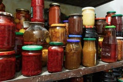 In Büchsen konservierte Obst und Gemüse lizenzfreies stockbild In Büchsen konservierte Obst und Gemüse lizenzfreies stockbild
