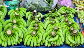 Bündel der grünen Bananen liegen in den Reihen lizenzfreies stockbild Bündel der grünen Bananen liegen in den Reihen lizenzfreies stockbild