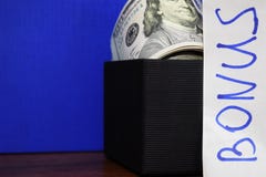 Bündel Dollar in der Geschenkbox lokalisiert auf blauem Hintergrund, die Aufschrift Prämie lizenzfreies stockfoto Bündel Dollar in der Geschenkbox lokalisiert auf blauem Hintergrund, die Aufschrift Prämie lizenzfreies stockfoto