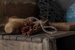 Bündel Zimt sitzend auf einer Holzkiste mit einer hölzernen Schaufel stockfotografie Bündel Zimt sitzend auf einer Holzkiste mit einer hölzernen Schaufel stockfotografie