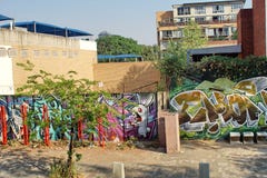 Bürgersteig durch eine gemalte Wand in Braamfontein stockfotografie Bürgersteig durch eine gemalte Wand in Braamfontein stockfotografie