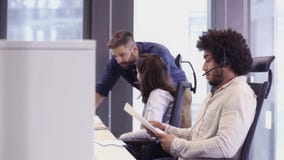 Büro-Szene im Call-Center Büro-Szene im Call-Center