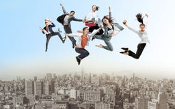 Büroangestellte oder Balletttänzer, die über die Stadt springen lizenzfreies stockfoto Büroangestellte oder Balletttänzer, die über die Stadt springen lizenzfreies stockfoto