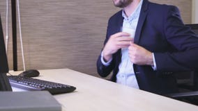 Büroangestellter nimmt Karte und geht Zeitlupenahaufnahme weg stock footage Büroangestellter nimmt Karte und geht Zeitlupenahaufnahme weg stock footage
