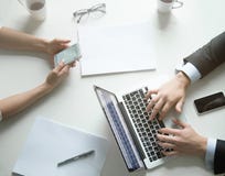 Bürotischplattenansicht, weiblich am Telefon, Mann auf Laptop stockbilder Bürotischplattenansicht, weiblich am Telefon, Mann auf Laptop stockbilder