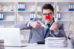 Błazenu biznesmen pracuje w biurowy gniewny sfrustowanym z a fotografia stock Błazenu biznesmen pracuje w biurowy gniewny sfrustowanym z a fotografia stock