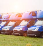 Błękitni ładunków samochody dostawczy stoją z rzędu, przewozić samochodem i logistyki, przewożący samochodem przemysłu i słońca obrazy stock Błękitni ładunków samochody dostawczy stoją z rzędu, przewozić samochodem i logistyki, przewożący samochodem przemysłu i słońca obrazy stock