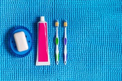 Błękitny mydlany naczynie z bielu mydłem, barwionymi toothbrushes i tubką, obraz stock Błękitny mydlany naczynie z bielu mydłem, barwionymi toothbrushes i tubką, obraz stock