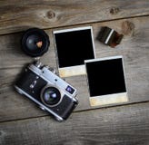 C?mara del vintage con las lentes y la fotograf?a vieja en blanco en fondo de madera imagen de archivo libre de regalías C?mara del vintage con las lentes y la fotograf?a vieja en blanco en fondo de madera imagen de archivo libre de regalías