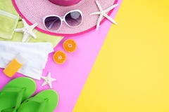 C?mara retra de la pel?cula de los accesorios de la playa, pi?a, gafas de sol, sombrero de la playa de las estrellas de mar de la imágenes de archivo libres de regalías C?mara retra de la pel?cula de los accesorios de la playa, pi?a, gafas de sol, sombrero de la playa de las estrellas de mar de la imágenes de archivo libres de regalías