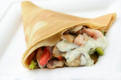 Cône de crêpe avec le poulet et les légumes, d'isolement photo libre de droits Cône de crêpe avec le poulet et les légumes, d'isolement photo libre de droits