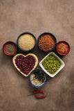 C?r?ale alimentaire, l?gumineuses, graines et poivrons de piment superbes sur un fond brun Chia, quinoa, haricots, sarrasin, lent image libre de droits C?r?ale alimentaire, l?gumineuses, graines et poivrons de piment superbes sur un fond brun Chia, quinoa, haricots, sarrasin, lent image libre de droits
