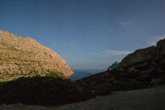 C?u noturno sobre a barraca branca nas montanhas de Mallorca imagem de stock C?u noturno sobre a barraca branca nas montanhas de Mallorca imagem de stock