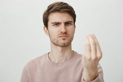 C'était exposition parfaite Mâle mûr beau sérieux louchant et fronçant les sourcils tout en faisant le visage strict de l'expert, photo libre de droits C'était exposition parfaite Mâle mûr beau sérieux louchant et fronçant les sourcils tout en faisant le visage strict de l'expert, photo libre de droits