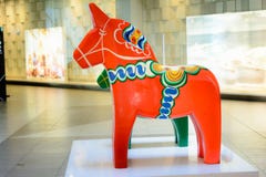 Caballo sueco grande rojo y verde de Dala El símbolo de madera tradicional del caballo de Dalecarlian de la provincia sueca de Da imágenes de archivo libres de regalías Caballo sueco grande rojo y verde de Dala El símbolo de madera tradicional del caballo de Dalecarlian de la provincia sueca de Da imágenes de archivo libres de regalías