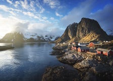 Cabana da pesca no por do sol da mola - Reine, ilhas de Lofoten, Noruega fotos de stock Cabana da pesca no por do sol da mola - Reine, ilhas de Lofoten, Noruega fotos de stock