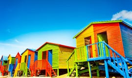 Cabanas coloridas da praia na praia de StJames imagens de stock Cabanas coloridas da praia na praia de StJames imagens de stock