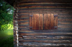Cabane en rondins avec la fenêtre fermée image libre de droits Cabane en rondins avec la fenêtre fermée image libre de droits