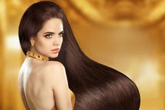 Cabelo longo saudável Menina triguenha no revestimento de couro Beleza Portrait modelo Beautif imagens de stock royalty free Cabelo longo saudável Menina triguenha no revestimento de couro Beleza Portrait modelo Beautif imagens de stock royalty free