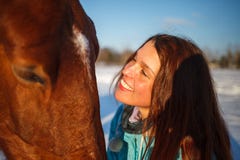 A cabeça de um cavalo e das mãos de uma menina fecha-se acima Alimenta o cavalo vermelho imagens de stock royalty free A cabeça de um cavalo e das mãos de uma menina fecha-se acima Alimenta o cavalo vermelho imagens de stock royalty free