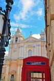Cabina de teléfono y catedral de Mdina foto de archivo Cabina de teléfono y catedral de Mdina foto de archivo