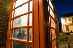 Cabina de teléfonos roja en Inglaterra foto de archivo libre de regalías Cabina de teléfonos roja en Inglaterra foto de archivo libre de regalías