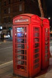 Cabina de teléfonos roja en la noche en Londres con reflejos de luz fotografía de archivo Cabina de teléfonos roja en la noche en Londres con reflejos de luz fotografía de archivo