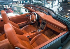 Cabina de un cabriolé de Porsche 911 Carrera 4S del coche de deportes foto de archivo libre de regalías Cabina de un cabriolé de Porsche 911 Carrera 4S del coche de deportes foto de archivo libre de regalías