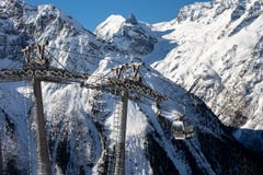 Cabina di funivia nel giorno soleggiato di inverno Stazione sciistica di Dombay, Caucaso occidentale, Russia Concetto di vacanza immagine stock Cabina di funivia nel giorno soleggiato di inverno Stazione sciistica di Dombay, Caucaso occidentale, Russia Concetto di vacanza immagine stock