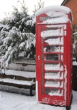 Cabina telefonica inglese sulla neve fotografie stock libere da diritti Cabina telefonica inglese sulla neve fotografie stock libere da diritti