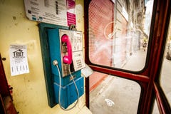 Cabine téléphonique avec le téléphone rose photos libres de droits Cabine téléphonique avec le téléphone rose photos libres de droits