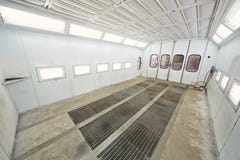 Cabine vide de peinture au pistolet pour la peinture de voiture photo libre de droits Cabine vide de peinture au pistolet pour la peinture de voiture photo libre de droits