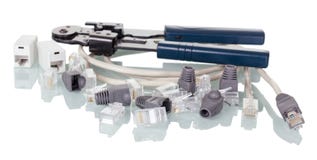 Cable, conectores y adaptadores para la conexión del router aislada en blanco Fotografía de archivo Cable, conectores y adaptadores para la conexión del router aislada en blanco Fotografía de archivo