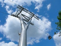 Cabo aéreo de Μodern: apoio do metal, mecanismo do rolo e cabine foto de stock Cabo aéreo de Μodern: apoio do metal, mecanismo do rolo e cabine foto de stock