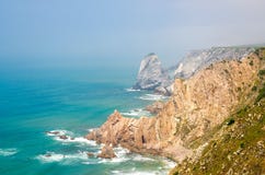Cabo Roca com rochas e os penhascos afiados de Oceano Atlântico, Portugal imagem de stock Cabo Roca com rochas e os penhascos afiados de Oceano Atlântico, Portugal imagem de stock