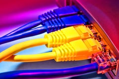 Cabos de faixa larga da rede informática do Ethernet do router fotografia de stock Cabos de faixa larga da rede informática do Ethernet do router fotografia de stock