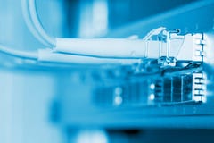 Cabos óticos da fibra conectados a um interruptor imagem de stock Cabos óticos da fibra conectados a um interruptor imagem de stock