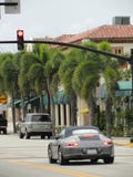 Cabriolé de Porsche 911 Carrera en la calle del Palm Beach imágenes de archivo libres de regalías Cabriolé de Porsche 911 Carrera en la calle del Palm Beach imágenes de archivo libres de regalías