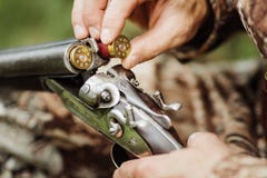 Cacciatore anziano che carica la sua pistola immagini stock libere da diritti Cacciatore anziano che carica la sua pistola immagini stock libere da diritti