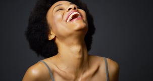 Cacerola lenta encima de la mujer negra casual que ríe y que sonríe fotos de archivo libres de regalías Cacerola lenta encima de la mujer negra casual que ríe y que sonríe fotos de archivo libres de regalías
