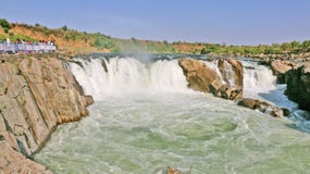 Cachoeira de Dhuandhar no rio de Narmada em Jabalpur fotos de stock Cachoeira de Dhuandhar no rio de Narmada em Jabalpur fotos de stock
