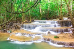 Cachoeira de surpresa na floresta tropical do parque nacional, cachoeira de Huay Mae Khamin, província de Kanchanaburi, Tailândia fotos de stock royalty free Cachoeira de surpresa na floresta tropical do parque nacional, cachoeira de Huay Mae Khamin, província de Kanchanaburi, Tailândia fotos de stock royalty free